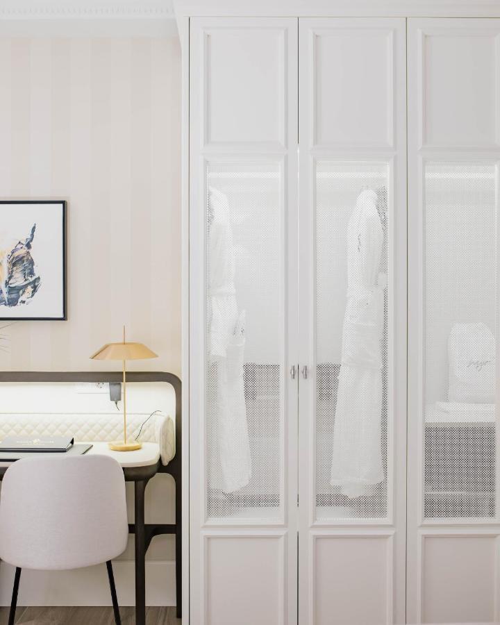 Myr Palacio Vallier Valence Extérieur photo A bedroom with a wardrobe