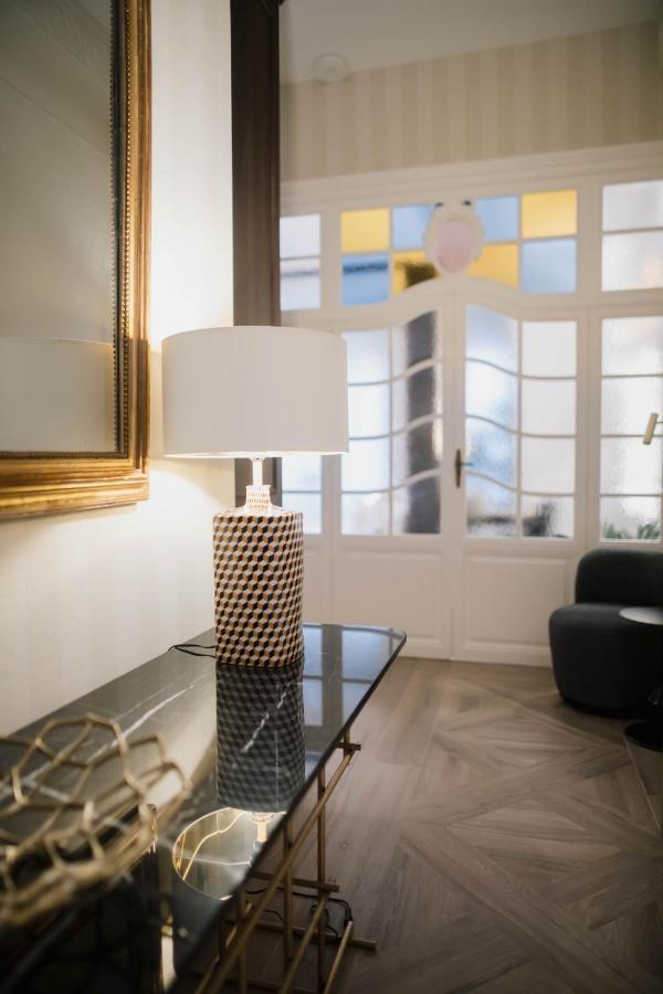 Myr Palacio Vallier Valence Extérieur photo A table lamp