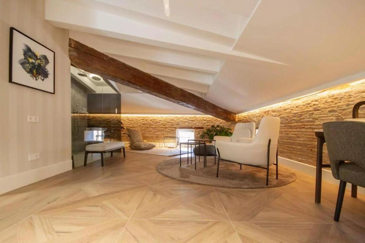 Myr Palacio Vallier Valence Extérieur photo A living room with a parquet floor