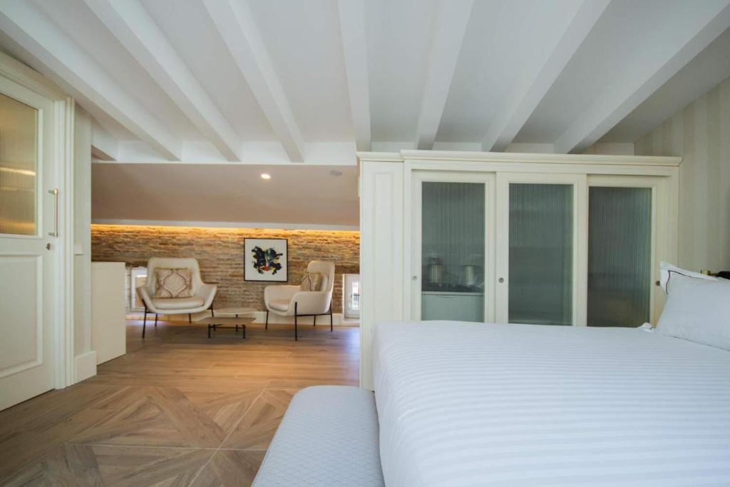 Myr Palacio Vallier Valence Extérieur photo A room at the hotel