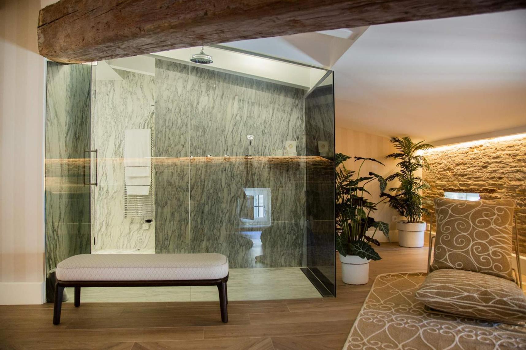 Myr Palacio Vallier Valence Extérieur photo A shower enclosure