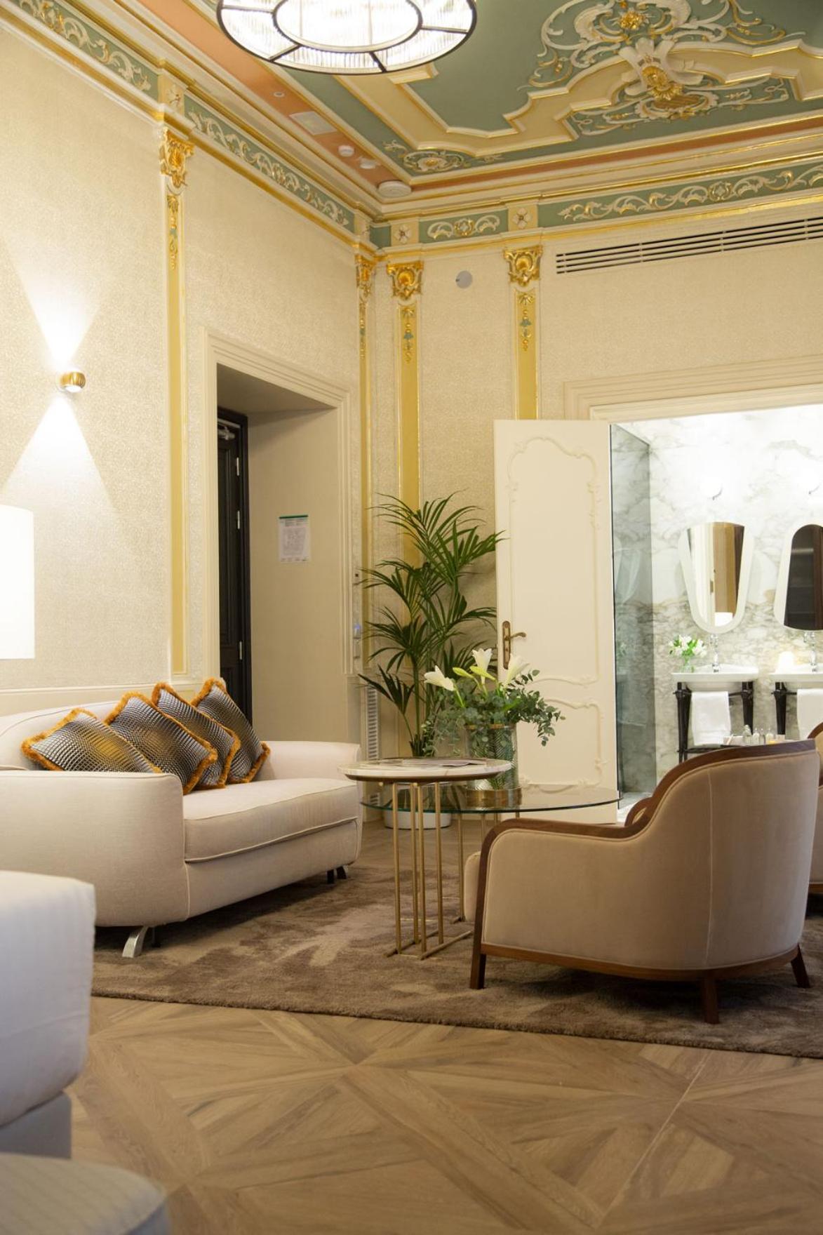 Myr Palacio Vallier Valence Chambre photo The interior of the hotel
